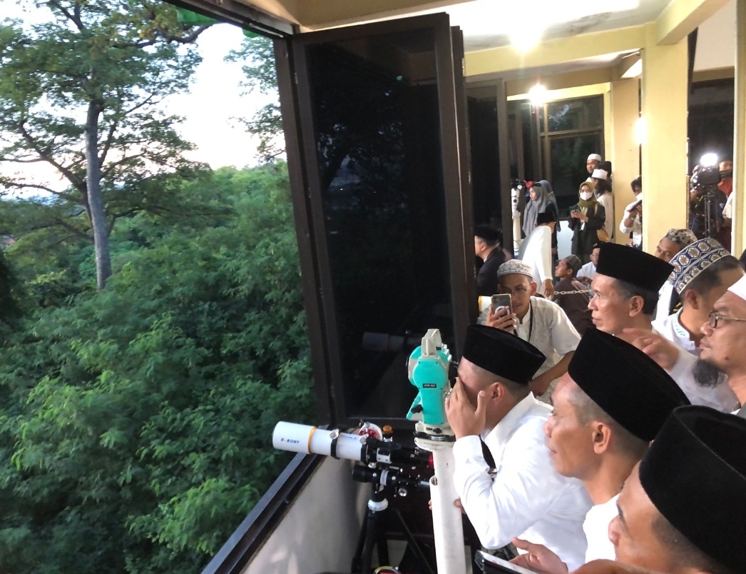 RUKYATUL HILAL: Para perukyat saat melihat hilal di Balai Rukyat LFNU, Bukit Condrodipo Gresik pada tahun 2023 lalu.
