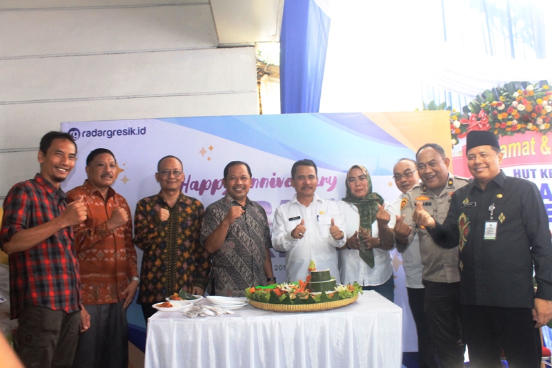 POTONG TUMPENG: Direktur PT Radar Media Surabaya memotong tumpeng dalam rangka HUT Radar Gresik ke-12.