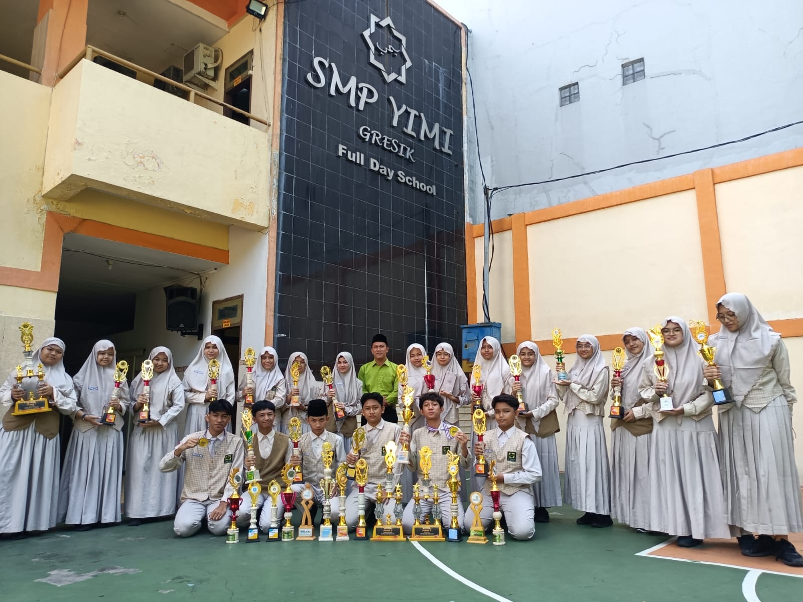 PENUH PRESTASI: SMP YIMI Full Day School Gresik menunjukkan prestasinya yang gemilang di semester pertama tahun ajaran 2023/2024.