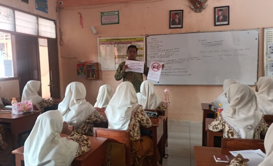 SOSIALISASI: Kepala SMPN 1 Gresik Berry Avita Prasetya saat melakukan sosialisasi larangan siswa memakai sepeda listrik.