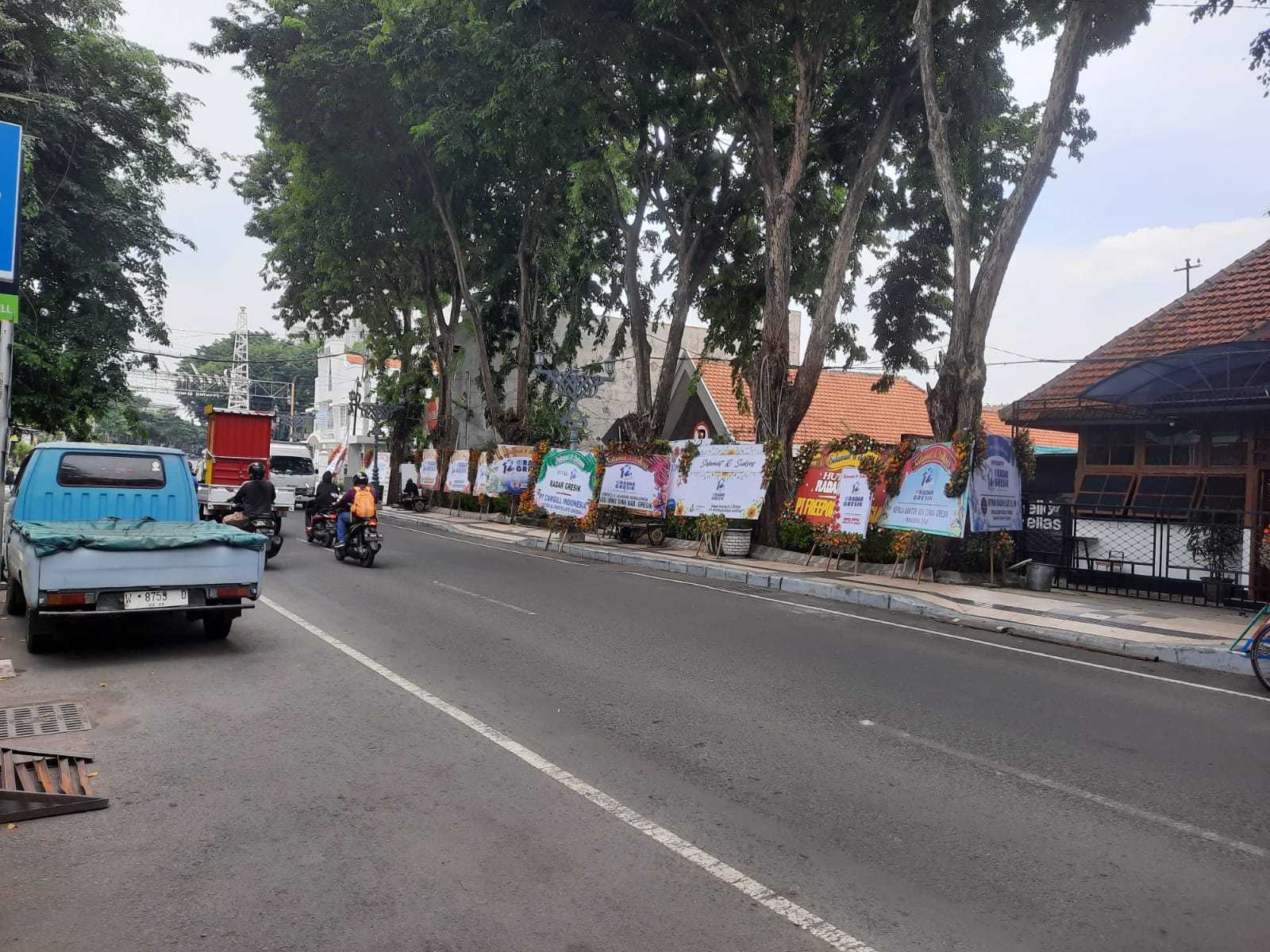 APRESIASI: Banyak narasumber, klien dan warga mengirimkan karangan bunga dalam rangka HUT Radar Gresik.
