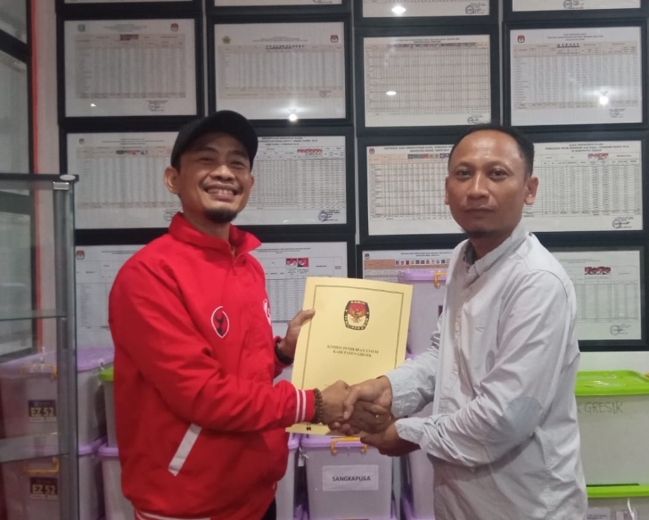 MENOLAK: Saksi Paslon 03 Imam Munawar saat menemui Ketua KPU Gresik Akhmad Roni beberapa waktu lalu.