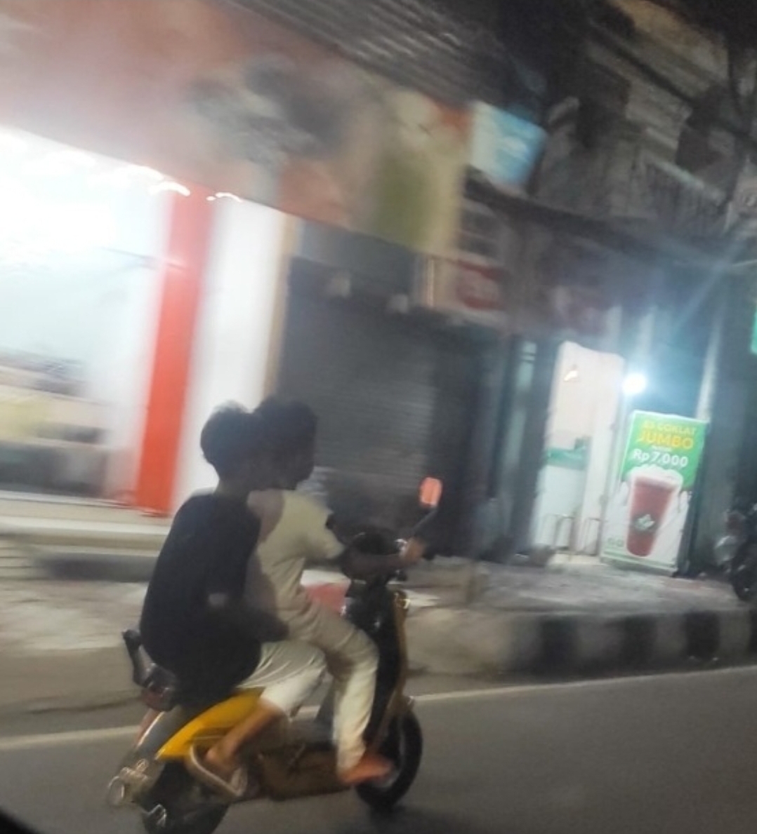 BERBAHAYA: Sejumlah anak-anak saat mengendarai sepeda listrik di jalan raya Gresik.