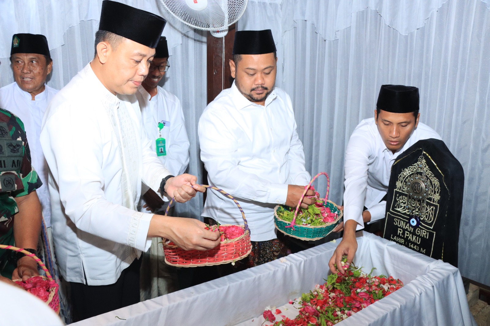 ZIARAH WALI: Kapolres Gresik Adhitya Panji Anom saat mendampingi Bupati Fandi Ahmad Yani dan jajaran Forkopimda Gresik melakukan Ziarah di makam Wali di Gresik.