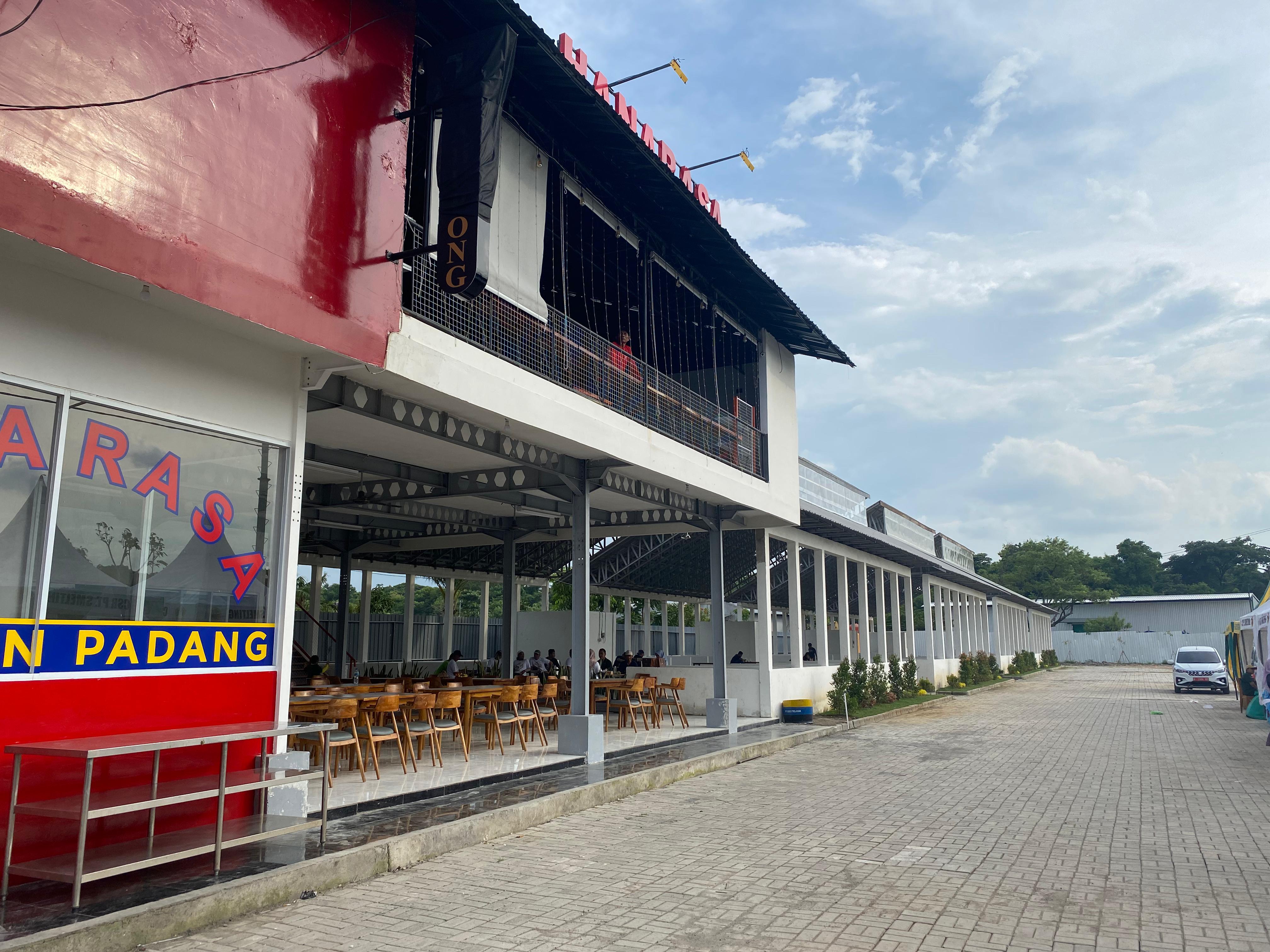 KEREN: Bupati Gresik Fandi Akhmad Yani menandatangani prasasari pujasera Manyarsidomukti.