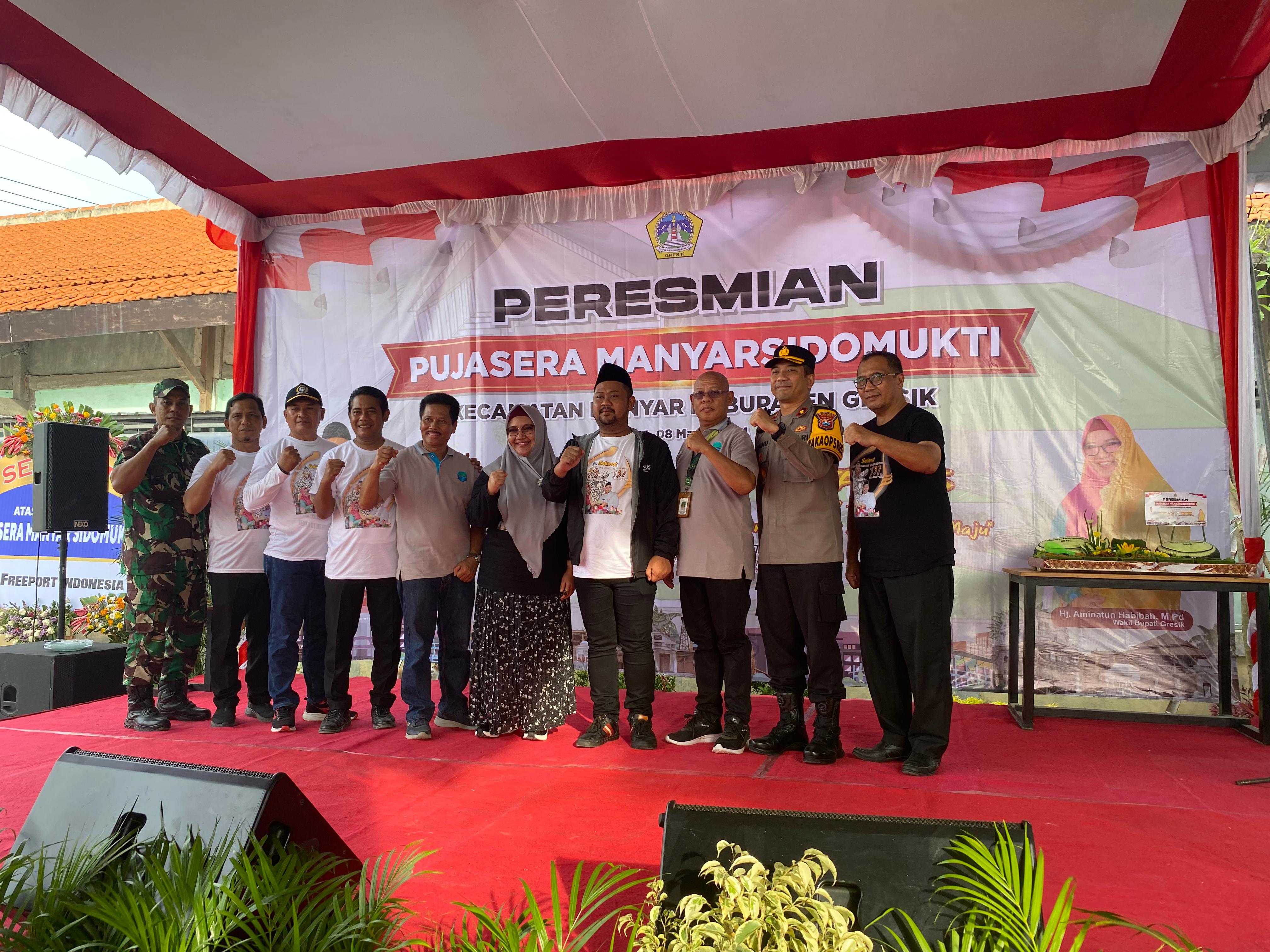 PERESMIAN: Bupati Gresik Fandi Akhmad Yani bersama jajaran forkompimcam Manyar.