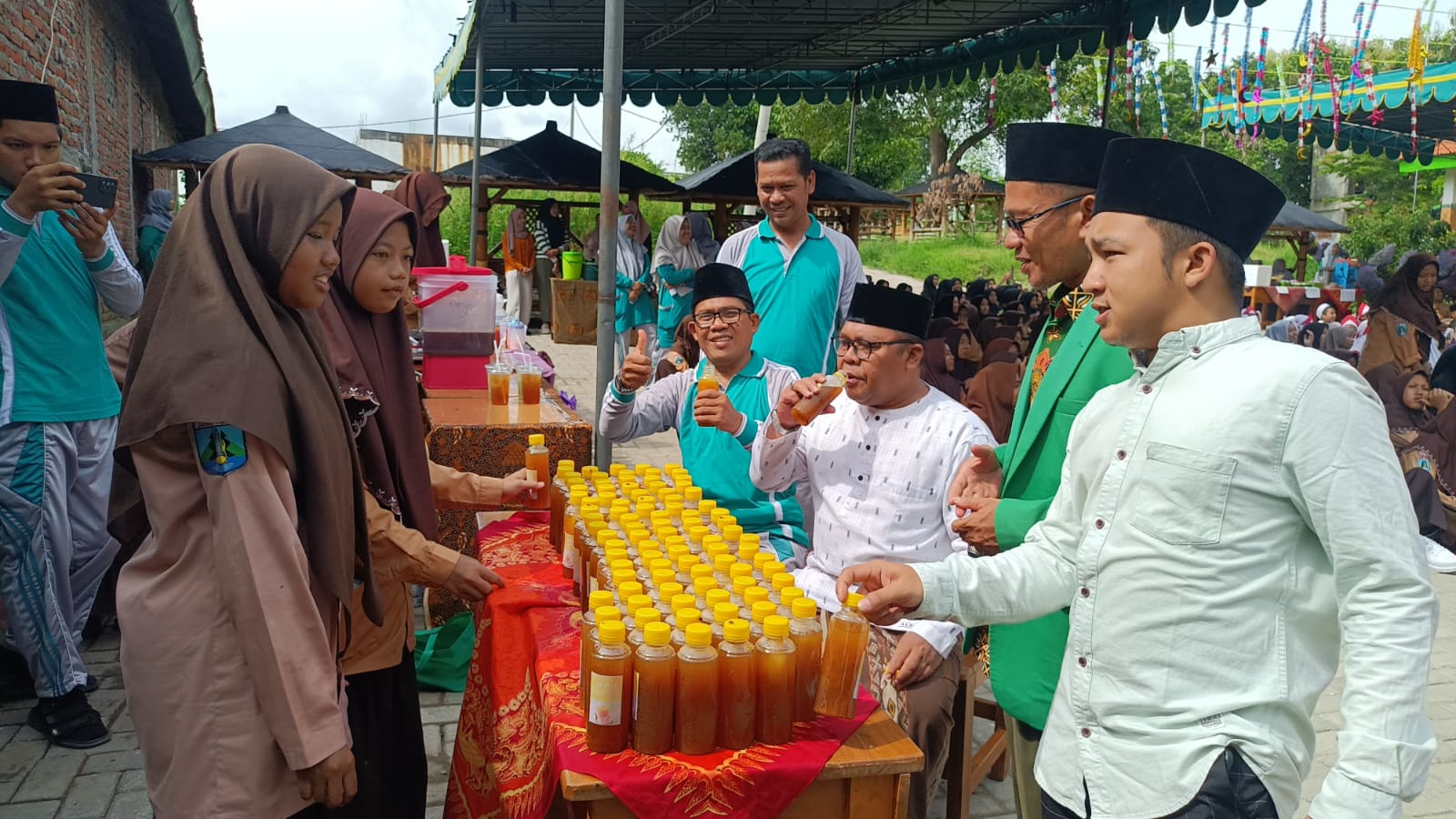 Bazar : Pengasuh ponpes Al Furqon, KH. Mashuri Abdurrohim didampingi Kepala SMP Al Furqon Ustadz Husnul Wafa, dan Kepala Departemen pendidikan Dr. H. Abdul Muid mengunjungi salah satu stand bazar.