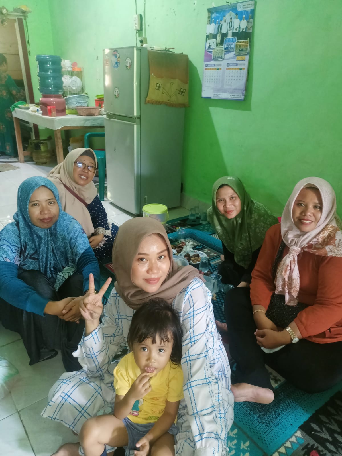 SILATURAHMI: Warga keturunan yang sudah tinggal di keluar dusun kembali silaturahmi ke rumah saudara di Dusun Tumpang saat tradisi barikan.