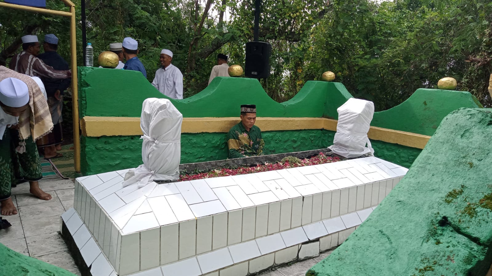 LESTARI: Warga sekitar menggelar tradisi barikan di Makam Mbah Ayu Tumpang Gresik jelang Ramadan.