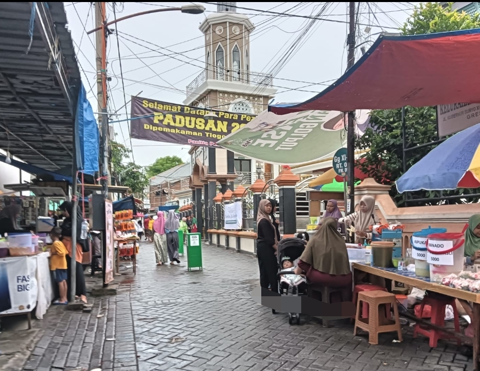 RAMAI PENGUNJUNG: Ratusan peziarah memadati pemakaman umum untuk melakukan tradisi padusan.