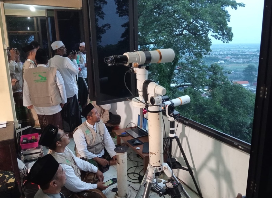 TIDAK TERLIHAT: Sejumlah peserta saat melakukan rukyatul hilal di Bukit Condrodipo, Gresik.