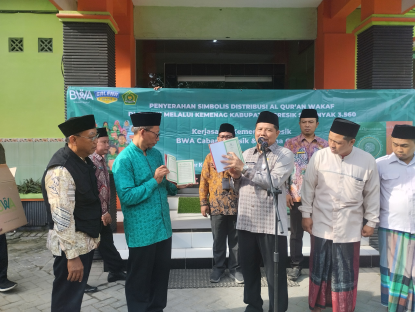 DISTRIBUSIKAN ALQURAN: Kemenag Gresik mendistribusikan Alquran yang diberikan oleh BWA Gresik.