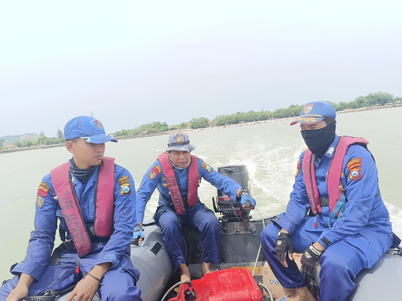 BELUM DITEMUKAN; Anggota Satpolairud sedang mencari nelayan yang belum ditemukan hingga kini.