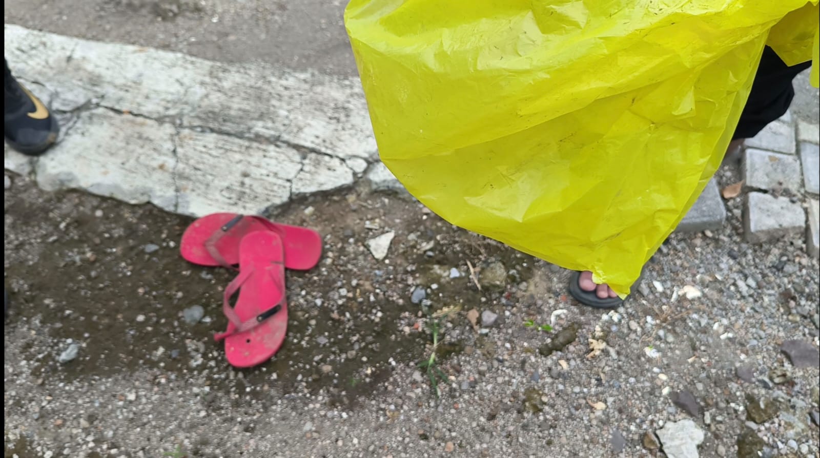 Insert : foto Sandal merah diduga milik korban.