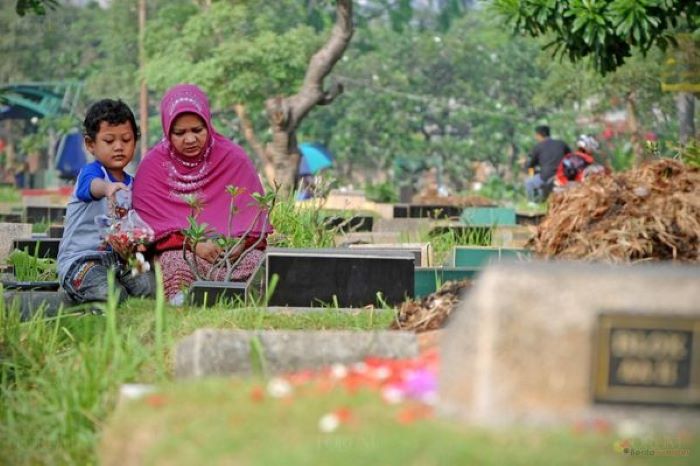 ZIARAH: Menjelang Ramadan, banyak warga yang melakukan ziarah kubur ke makam keluarga