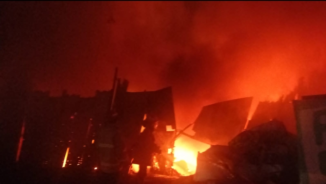 PEMADAMAN: Petugas Damkar saat melakukan pemadaman api di lahan penyimpanan rongsokan di Desa Randegansari, Driyorejo, Gresik.