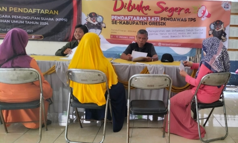 SEGERA BERAKHIR: Panwascam Manyar saat melakukan rekrutmen Pengawas TPS beberapa waktu lalu.