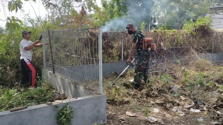 GOTONG ROYONG: Serda Sukri Babinsa Koramil 0817/11 Duduksampeyan bersama warga Desa Duduksampeyan melakukan bersih - bersih lingkungan menjelang Puasa di Bulan Suci Ramadan.