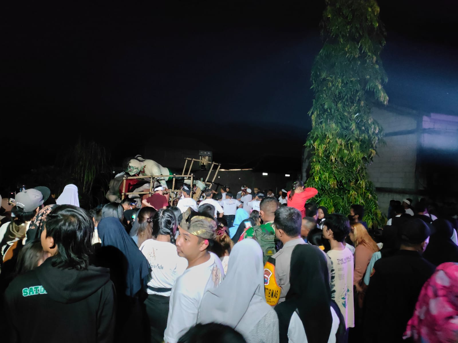 PENGAMANAN NYEPI : Anggota Polsek Menganti saat melakukan penganan pawai Ogoh-Ogoh di Kecamatan Menganti. Foto : Istimewa/Radar Gresik