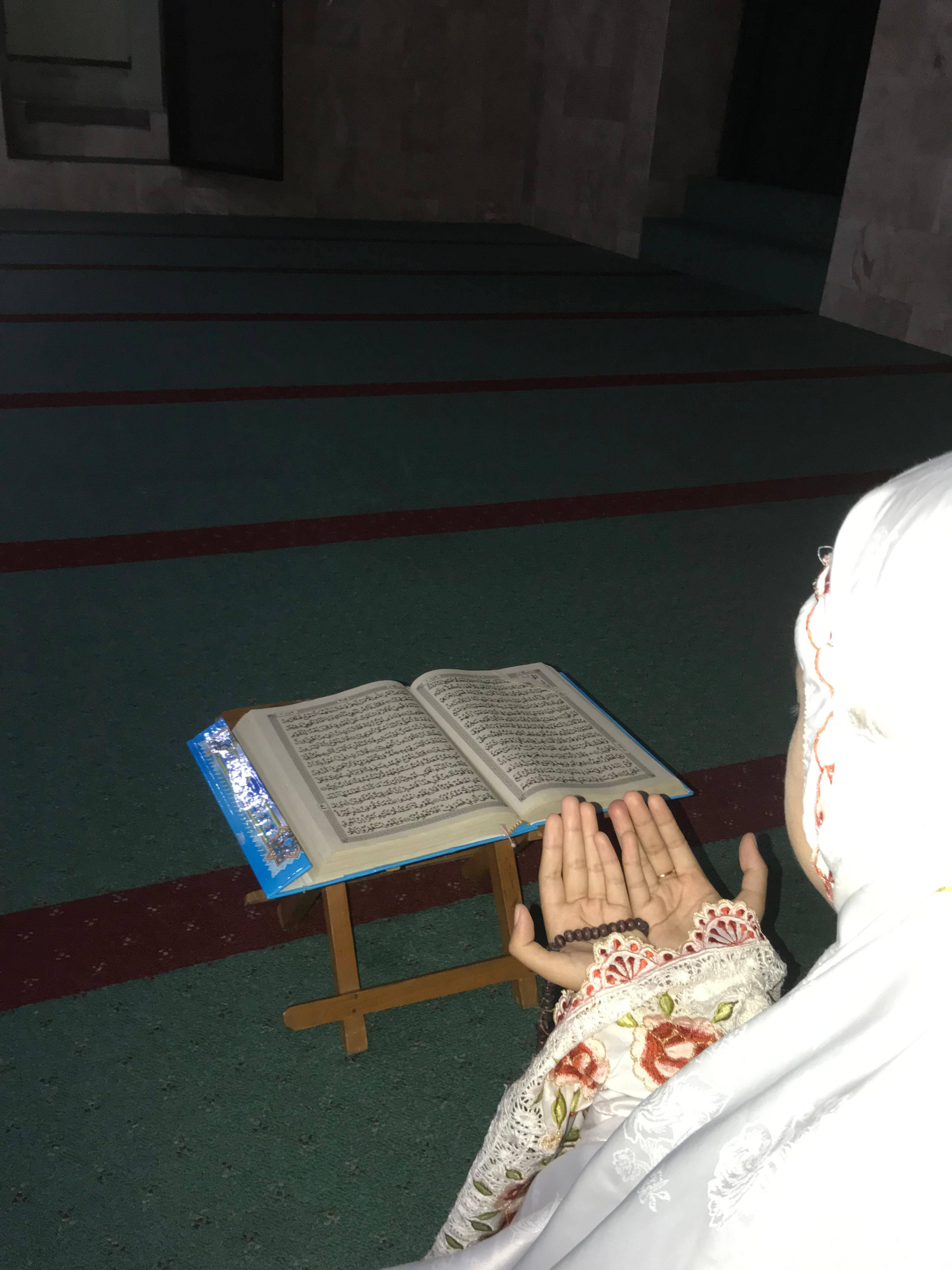 KHUSYUK : Tampak seorang Jamaah Shalat Tarawih di Masjid yang khusyuk dalam menunaikan ibadah.