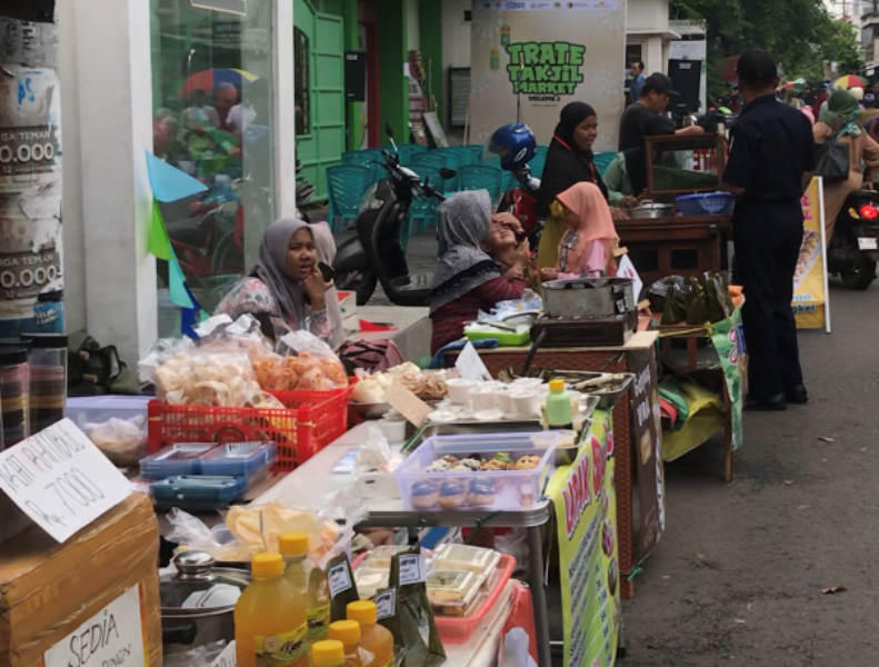 Berburu Takjil : Banyak diminati masyarakat, Trate Takjil Market kembali digelar.