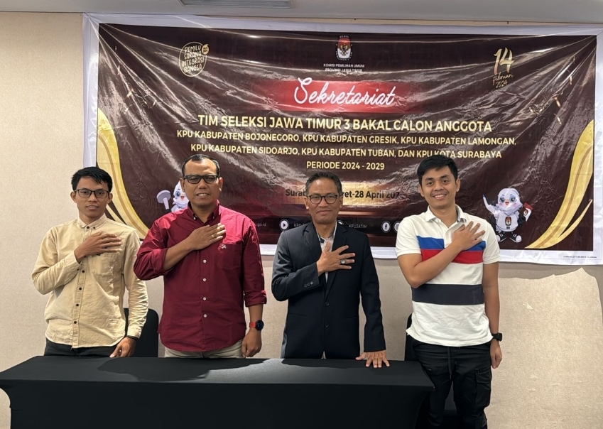 MASIH DIBUKA: Posko pendaftaran Timsel KPU Jatim 3 di salah satu hotel di Surabaya.