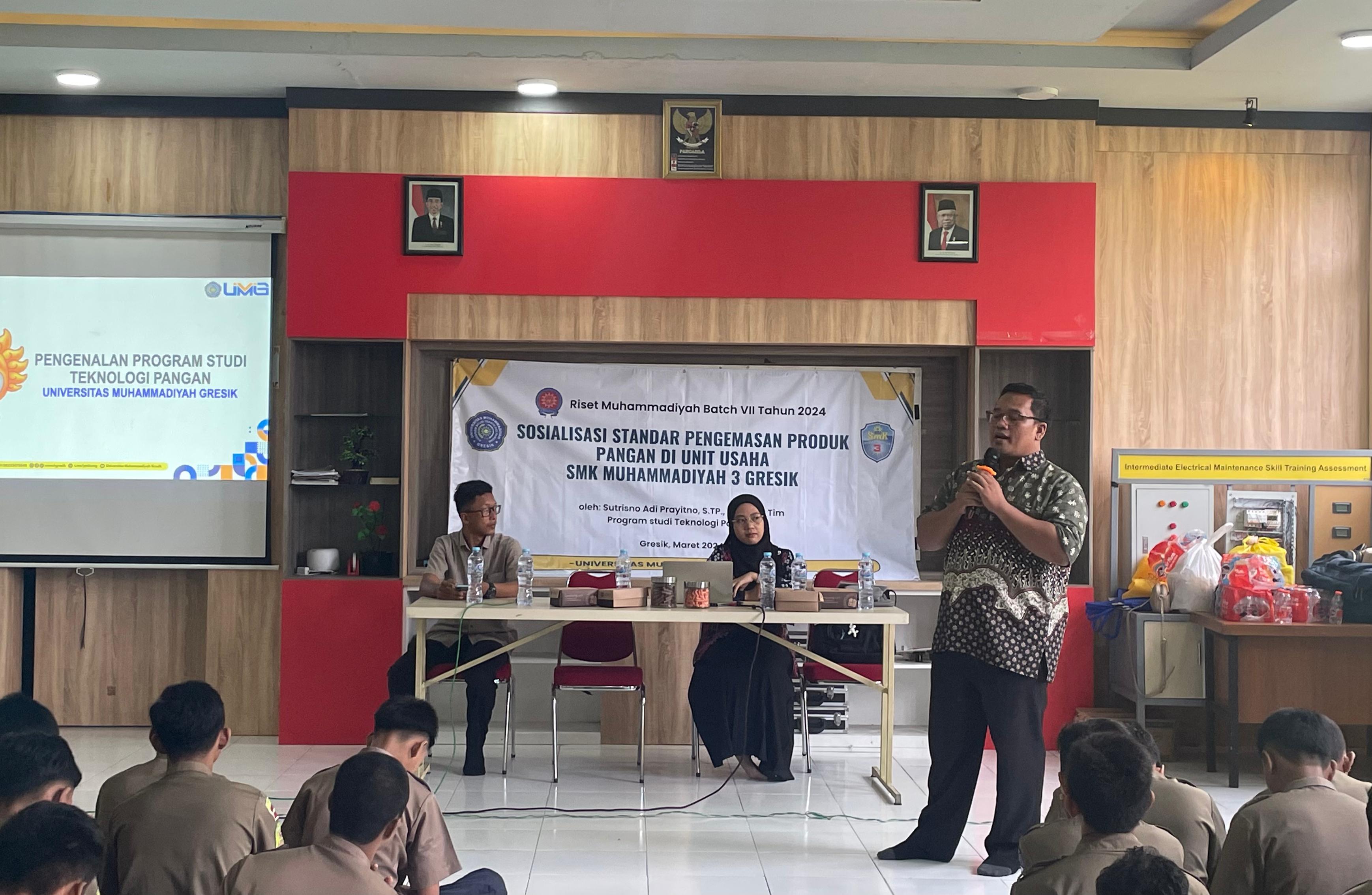 MENGABDI : Sutrisno Adi Prayitno, S.TP., MP., dan Sugiyati Ningrum, S. TP., M.T.P., M.Sc.,.  memberikan sosialisasi di SMK Muhammadiyah 3 Gresik