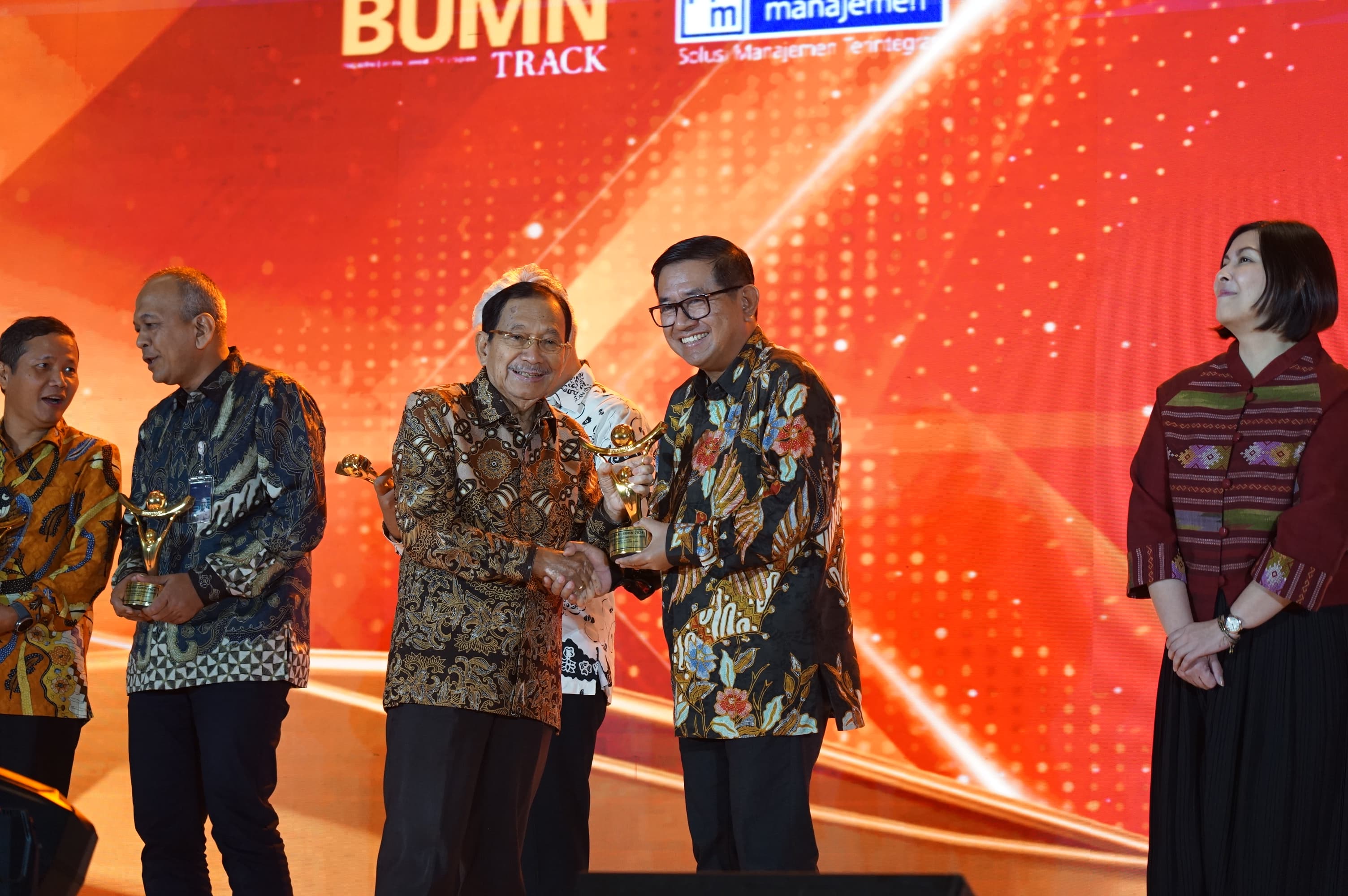 SERBA DIGITAL: Direktur Utama Petrokimia Gresik, Dwi Satriyo Annurogo juga dinobatkan sebagai Best CEO in Developing Project Smart Precision Farming saat ajang "Transformasi Digital Perusahaan Terbaik
