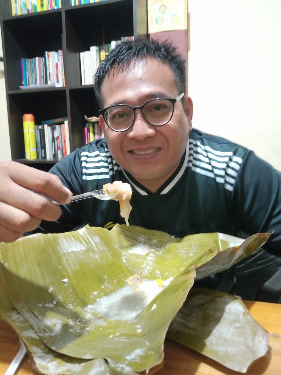 BERBUKA PUASA: Abdullah Syafii saat menikmati kuliner Bongko Kopyor untuk berbuka puasa.