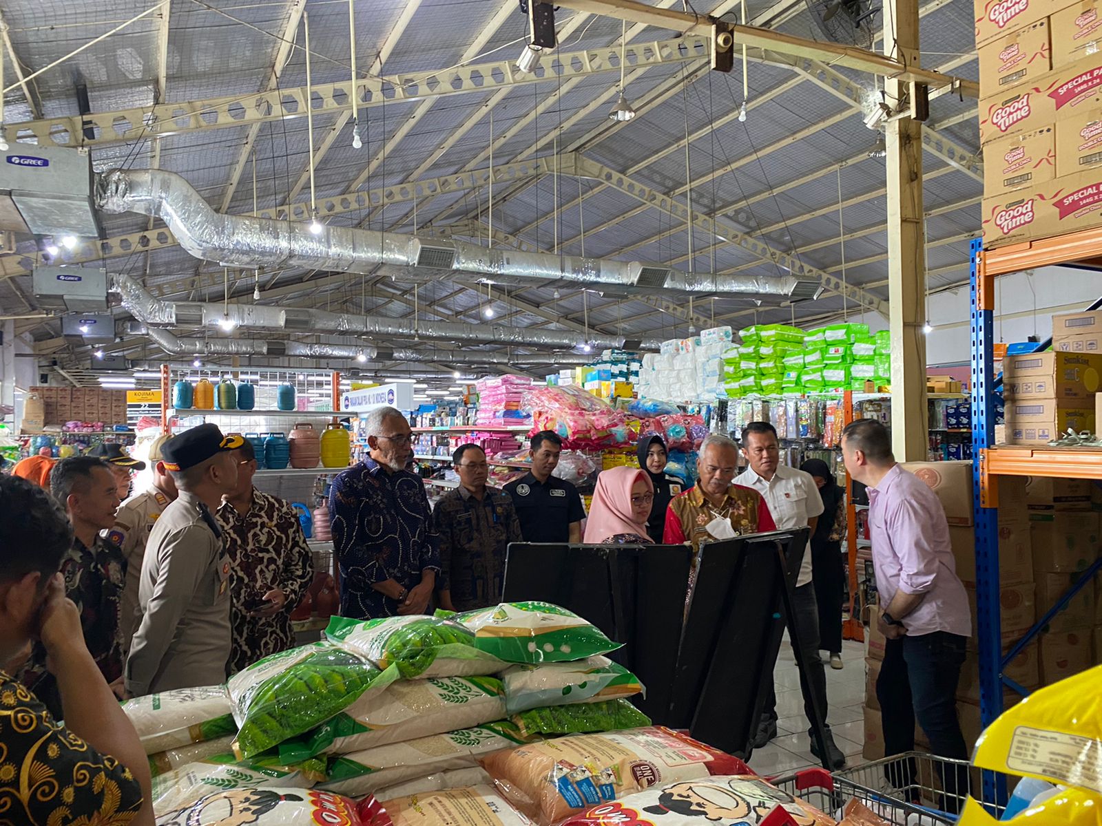 CEK HARGA SEMBAKO: Wakapolres Gresik Kompol Danu bersama Forkopimda Gresik saat melakukan sidak harga di Pasar Tradisional dan Toko Modern.