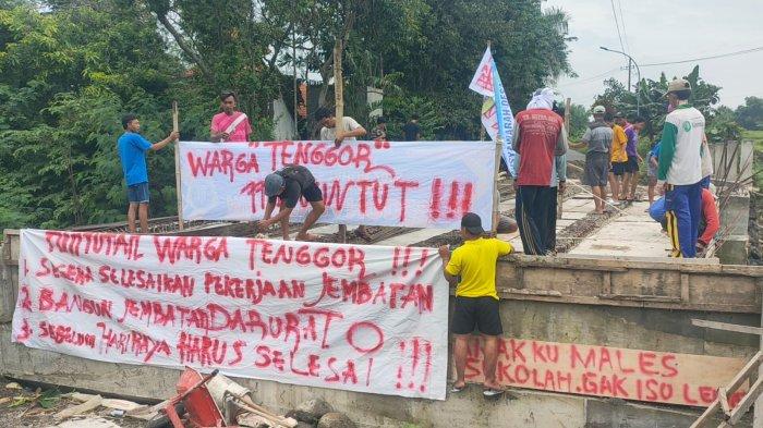 DEMO: Warga meminta jembatan Tenggor Balongpanggang segera diselesaikan.