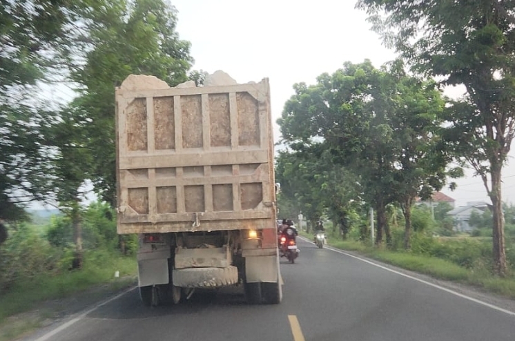 TEROBOS: Salah satu truk yang enggan parkir di TKP Sidayu terlihat terus melaju ke arah Bungah.