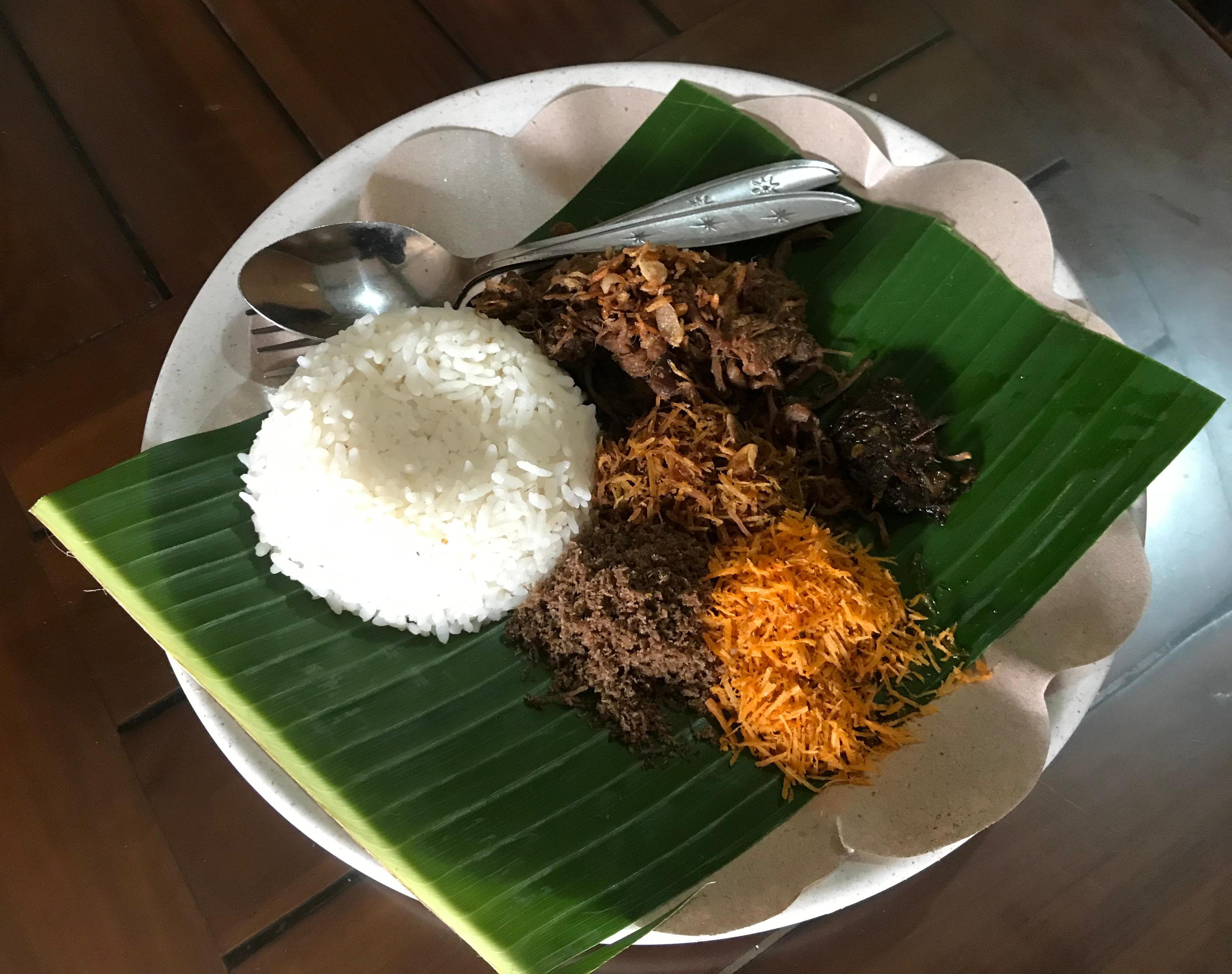 Menu Nasi Krawu Bu Rika yang dekat dengan kantor Radar Gresik ini menjadi pilihan kuliner khas Gresik yang menggoda