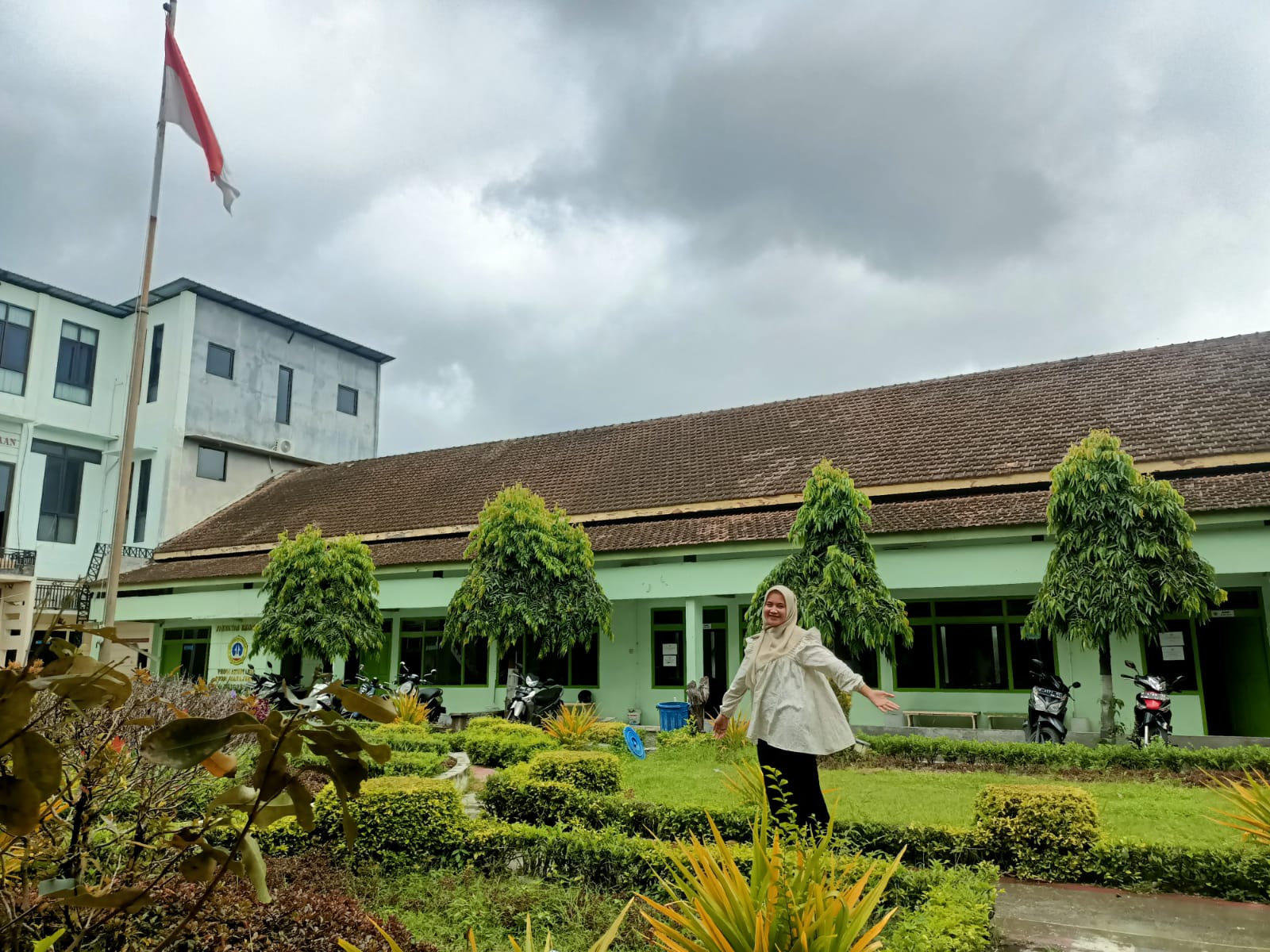 SEJUK: Dosen Universitas Gresik Umy Lathifah sedang menikmati sejuk dan segarnya suasana Gresik yang berbeda dengan hari-hari biasa.