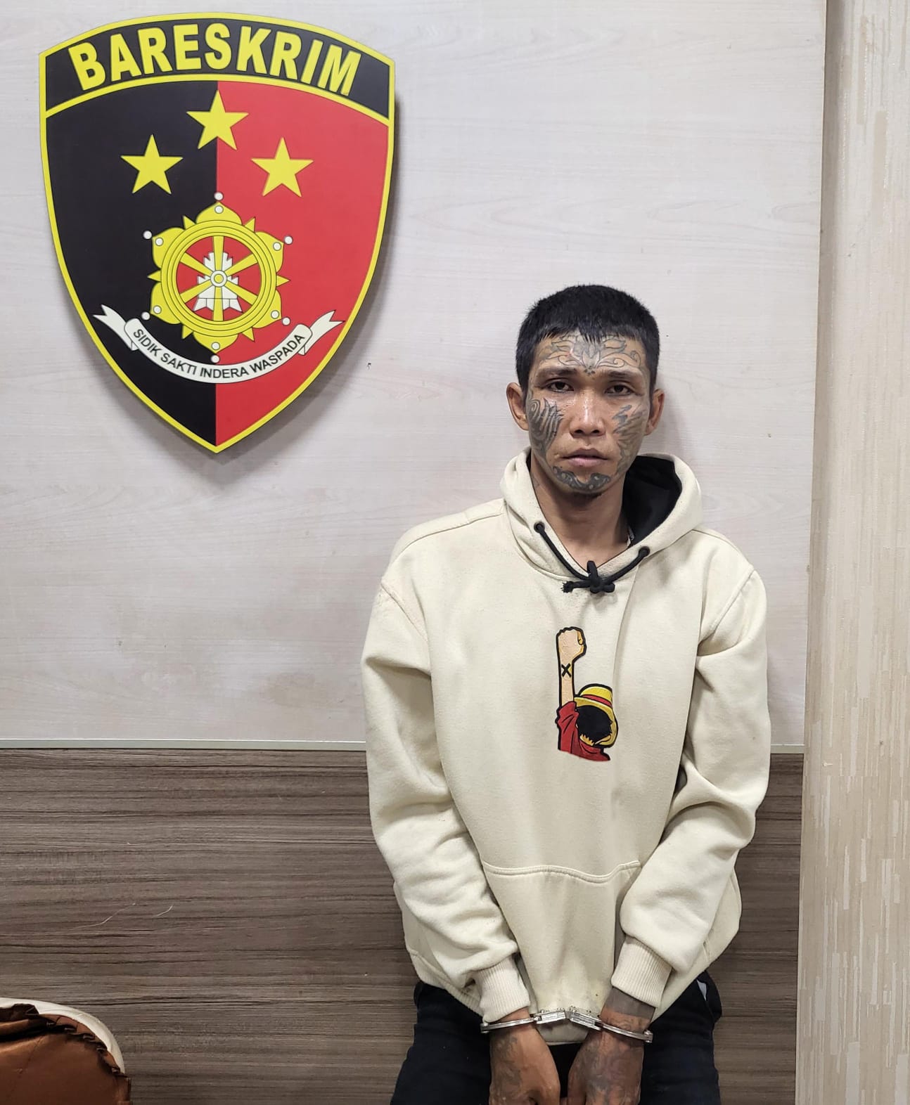 DIAMANKAN: Tersangka Joko Wicaksono ditembak kakinya dan diamankan di Mapolres Gresik.