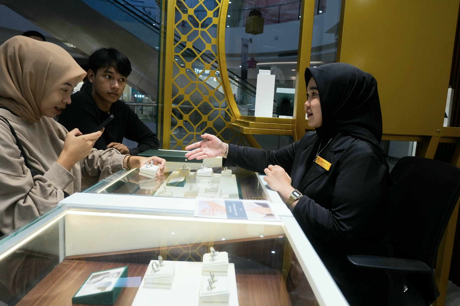 WUJUDKAN MIMPI : Sepasang calon pengantin dengan penuh antusias berkonsultasi dan memilih cincin pernikahan impian mereka di Spilla Jewelry Gresik.