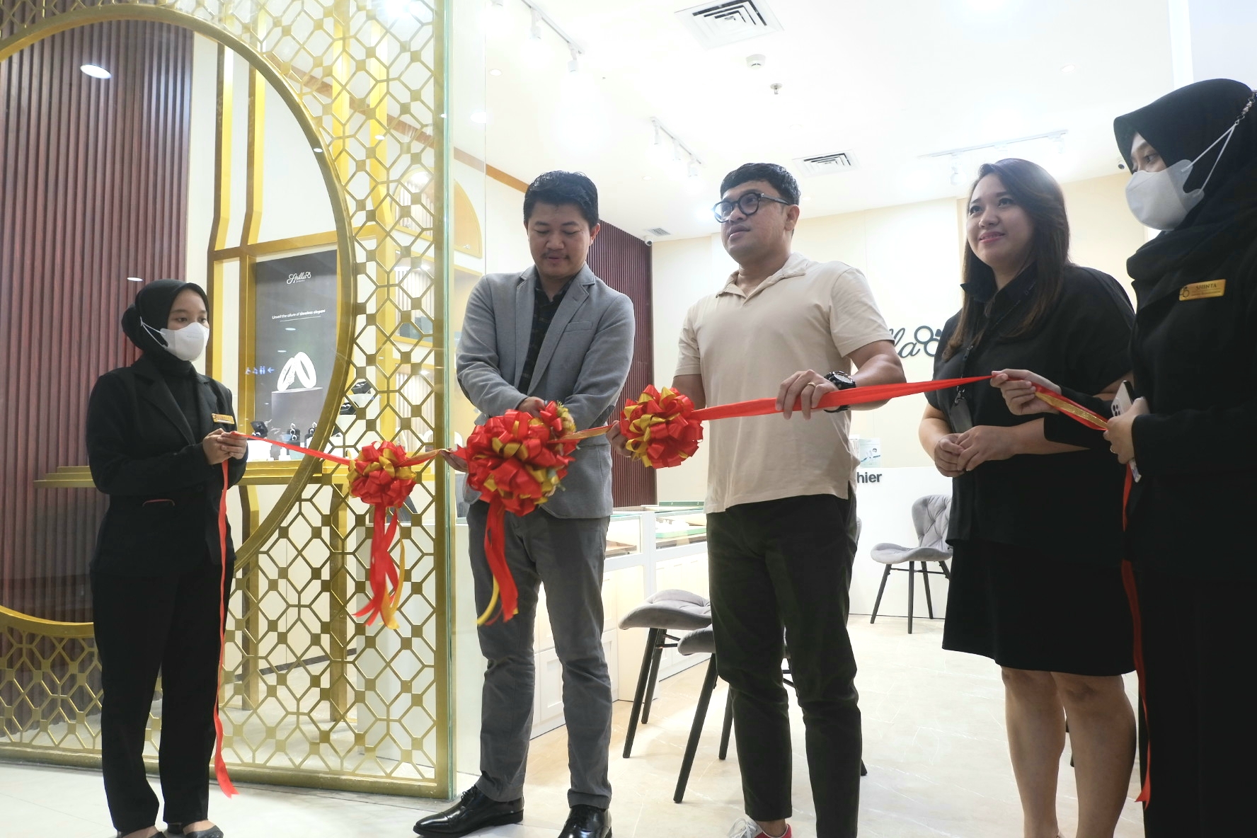SIMBOLIS : Spilla Jewelry resmi membuka cabang ke-13 di Iconmall Lantai 1 no. 22 pada Hari Jumat (15/03)