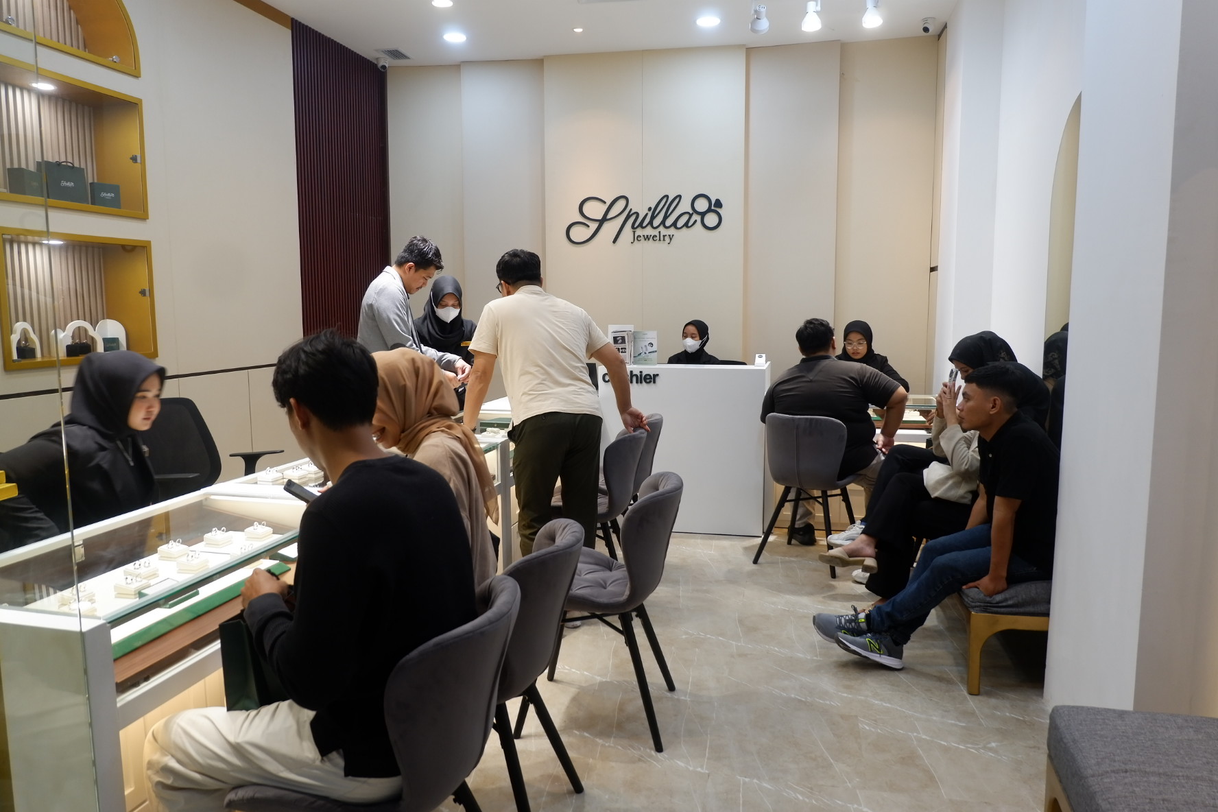 RAMAI : masyarakat Gresik tampak antusias dengan hadirnya Spilla Jewelry di kota Gresik