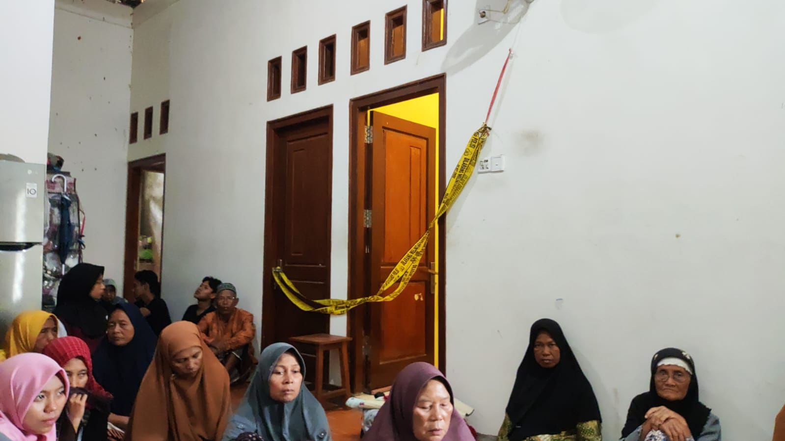 POLICE LINE : Lokasi TKP kamar korban dipasang police line anggota Polres Gresik.