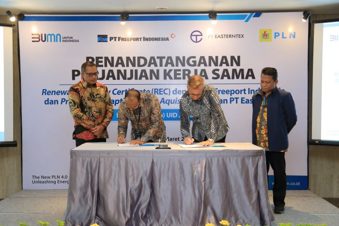 Executive Vice President Corporate Planning and Business Strategy PT Freeport Indonesia, Horst-Dieter Garz  melakukan MoU dengan PLN