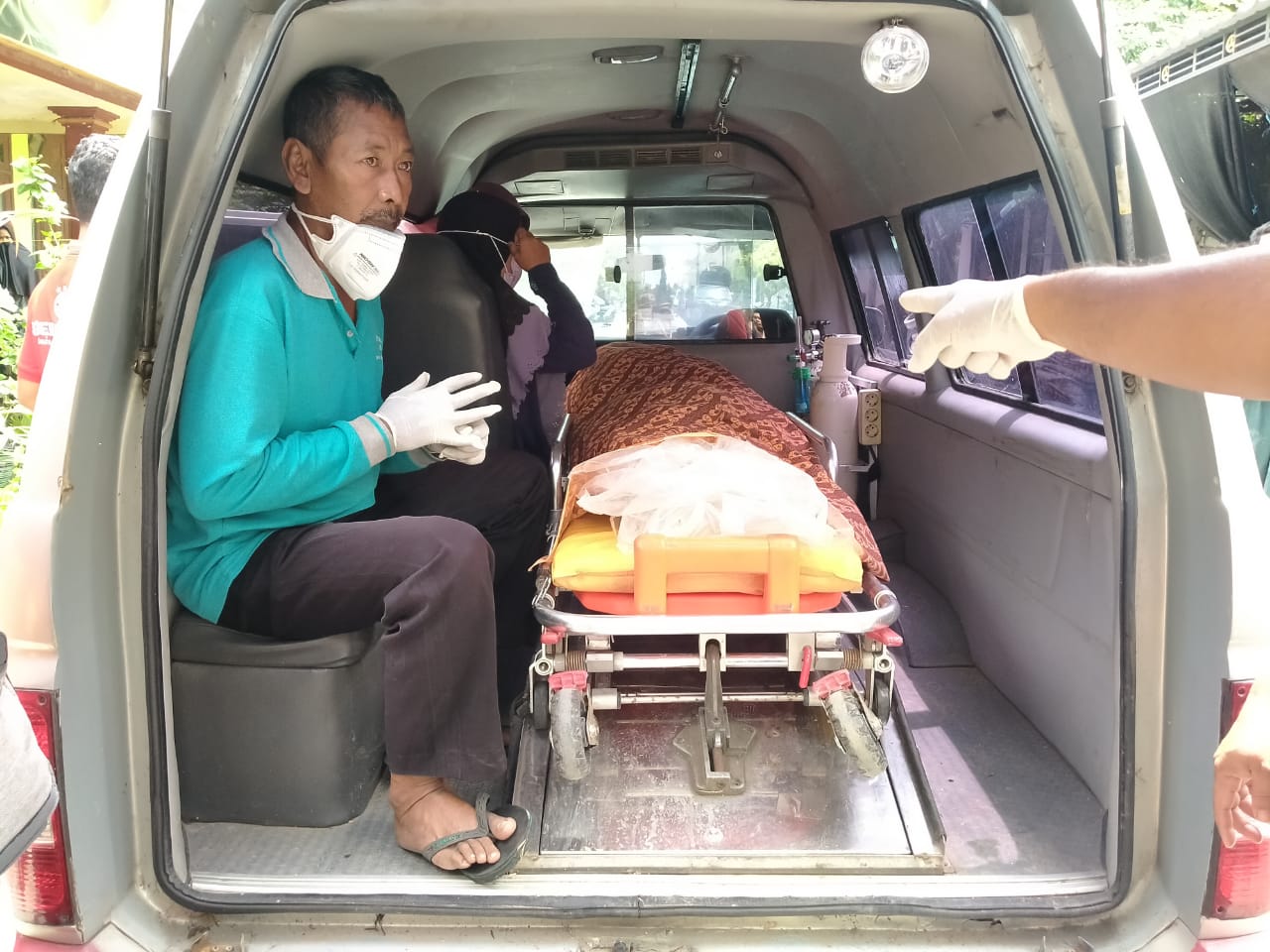 EVAKUASI : Jenazah korban saat dimasukkan ke mobil ambulan untuk dibawa ke RSUD Ibnu Sina Gresik.