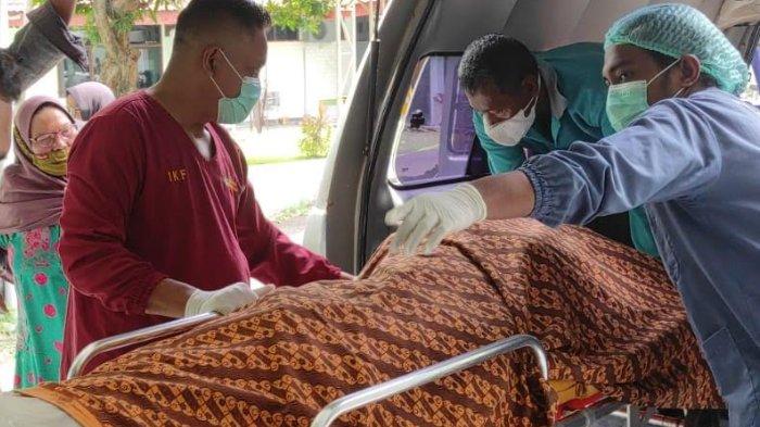 TAK BERDAYA: Korban perampokan dan pembunuhan yang tewas di Dukun Gresik.