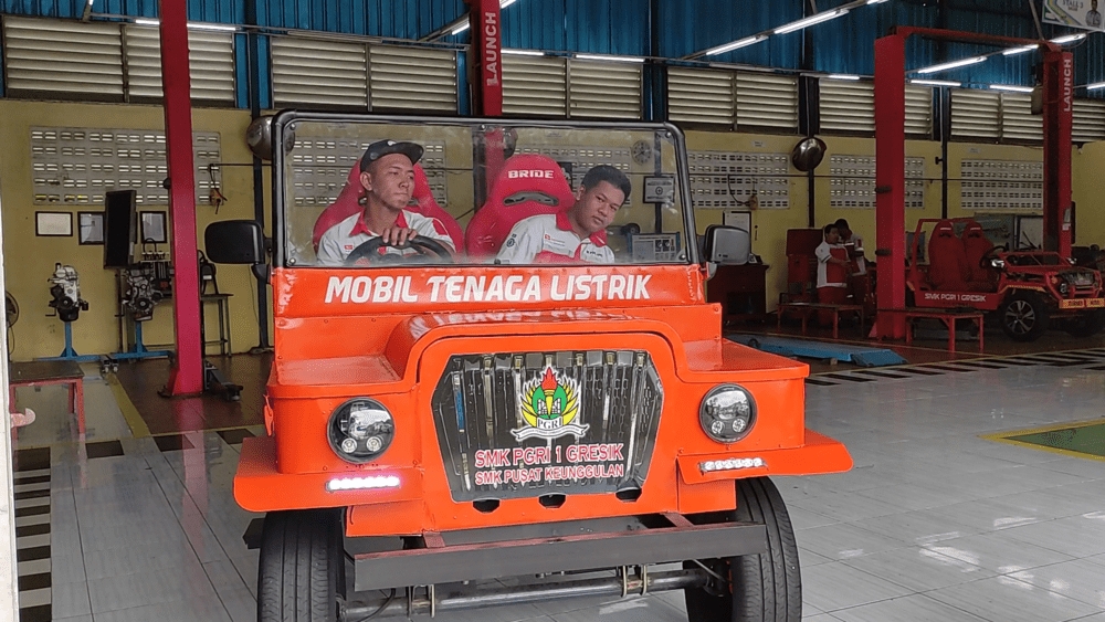 MOBIL LISTRIK : Mobil listrik karya Siswa SMK PGRI 1 Gresik, bisa melaju dengan kecepatan 50 Kilometer Perjam.