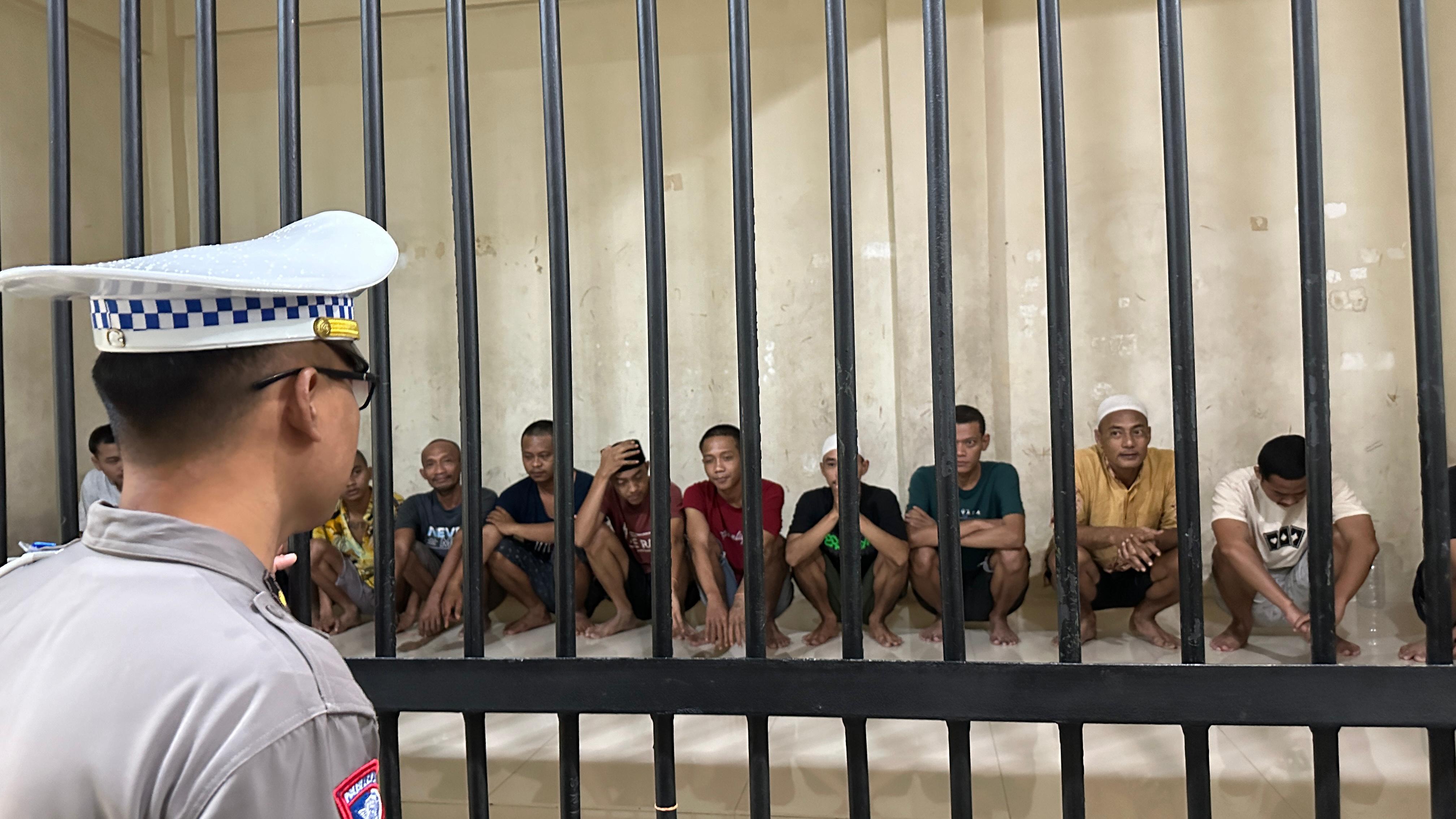 Foto : Istimewa/Radar Gresik PENGECEKAN : Padal Iptu Sugioto beserta anggota Polres Gresik saat melakukan oengecekan ruang tahanan Mapolres Gresik.&nbsp;