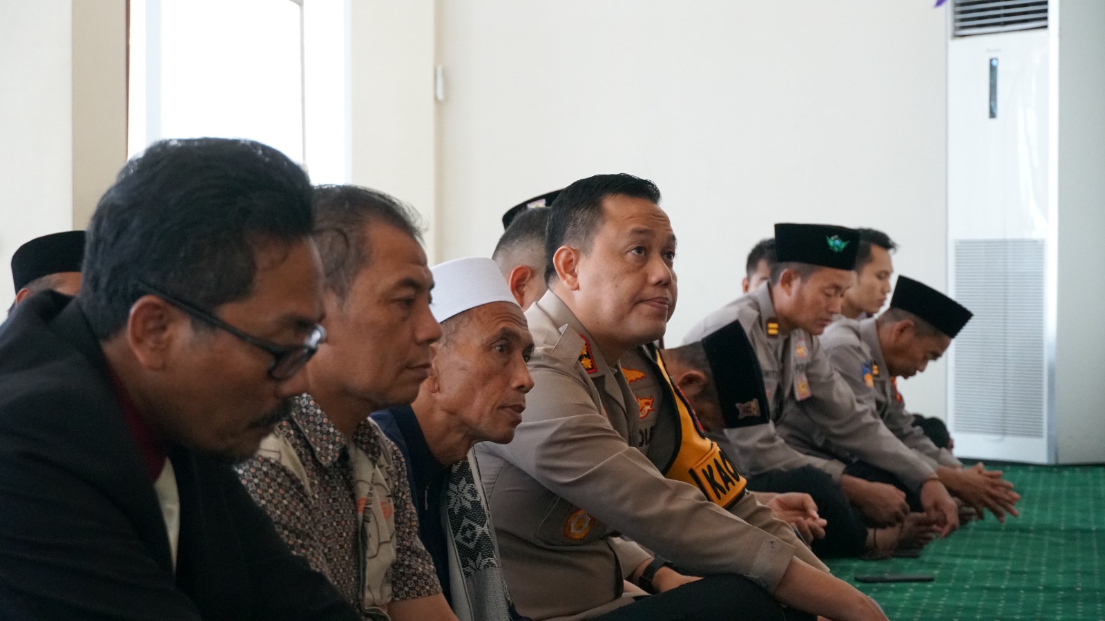 KHUSUK: Kapolres Gresik AKBP Aditya Panji Anom beserta jajarannya mengikuti Binrohtal di Masjid Al Aziz Polres Gresik.