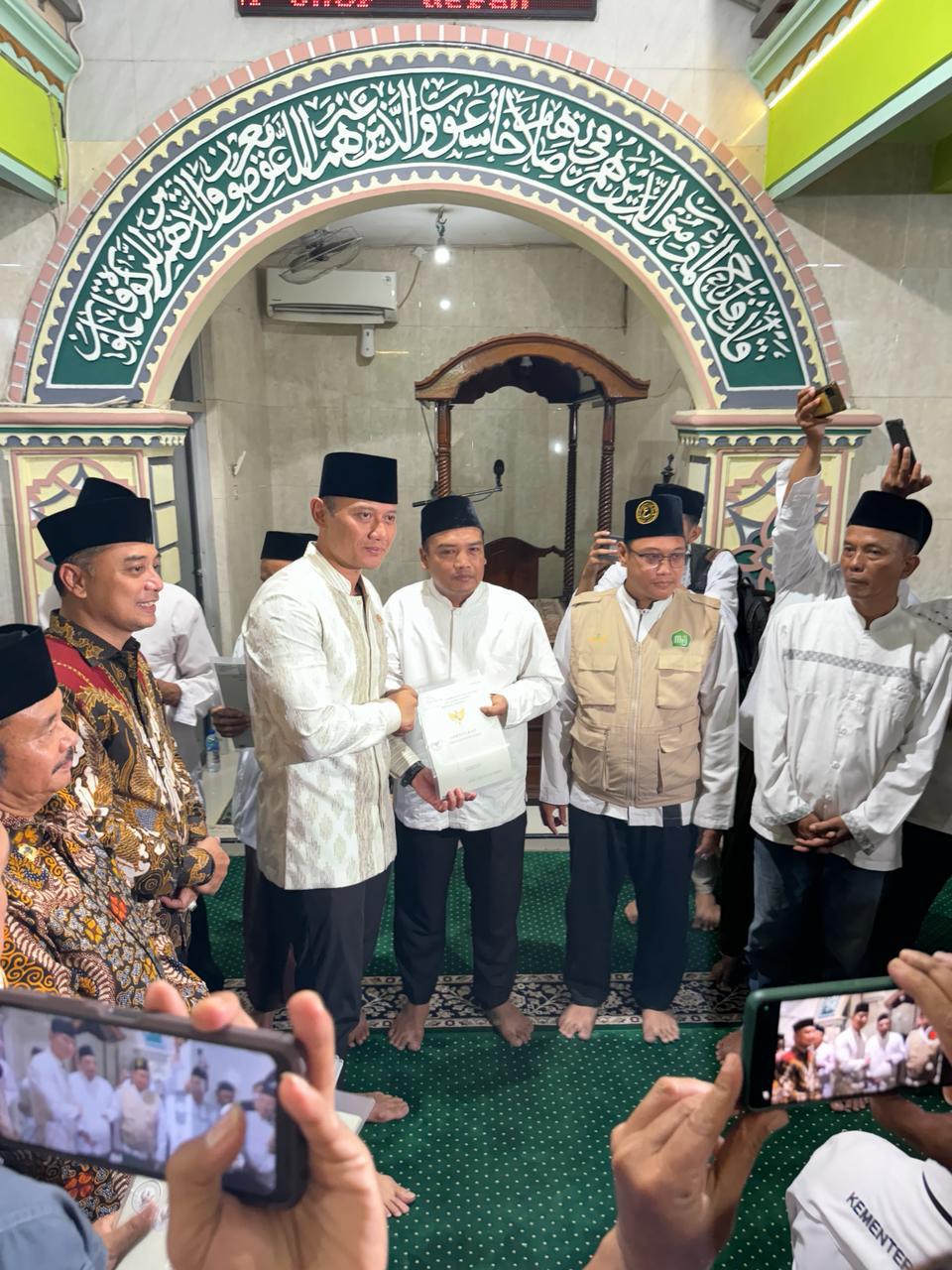 PERJUANGAN TUNTAS: Penerimaan sertifikat untuk Yayasan Sahabat Nusantara Bangkit diserahkan Menteri ATR BPN AHY kepada perwakilan IKAPMII Unesa M Zuhdi.