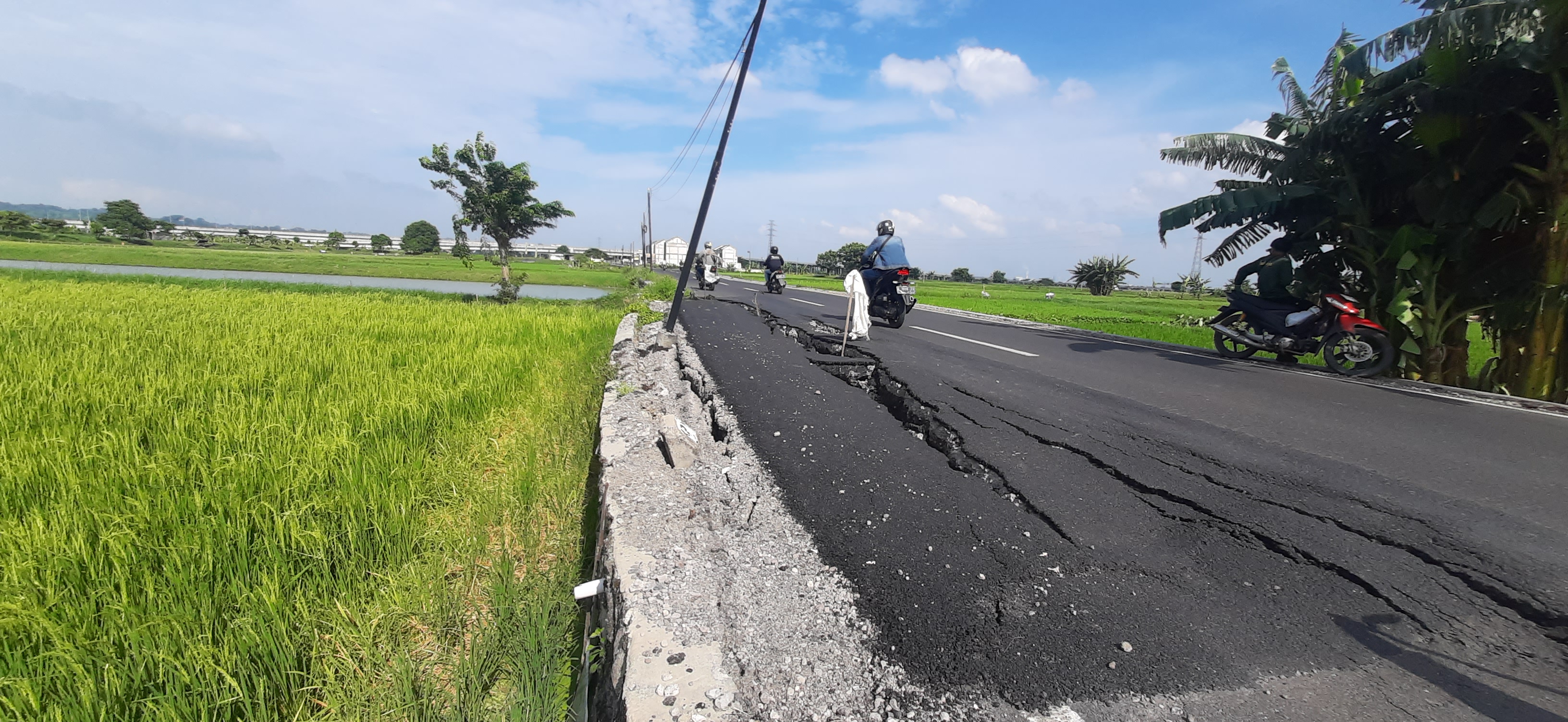 AMBROL: Kondisi Jalan Banjarsari-Kedanyang terlihat ambrol dari aspal hingga tembok TPTnya.