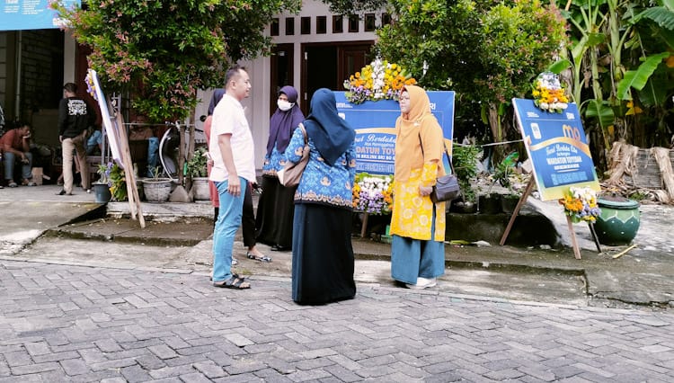 PENDAMPINGAN: Pihak penyidik Satreskrim bersama Dinas KBPPPA Gresik saat melakukan pendampingan anak korban di rumahnya di Desa Imaan, Kecamatan Dukun Kabupaten Gresik.