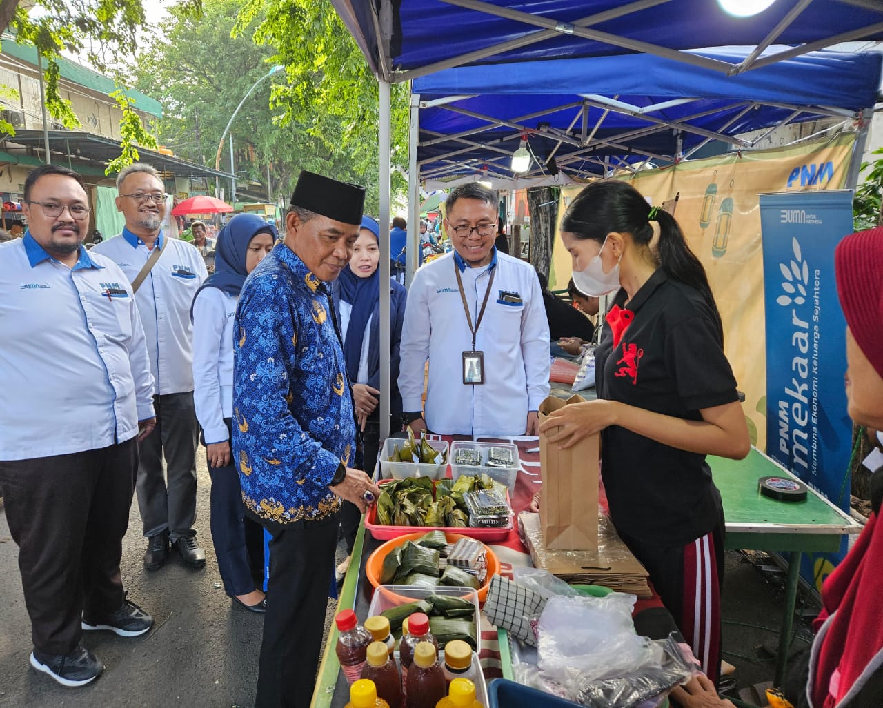 Aneka Kuliner Khas : Lurah Singosari Nastain didampingi Kepala PNM Cabang Lamongan, Anang Fatkur Rochman meninjau 10 stand nasabah Mekaar yang ikut berpartisipasi dalam Cici Rosa.