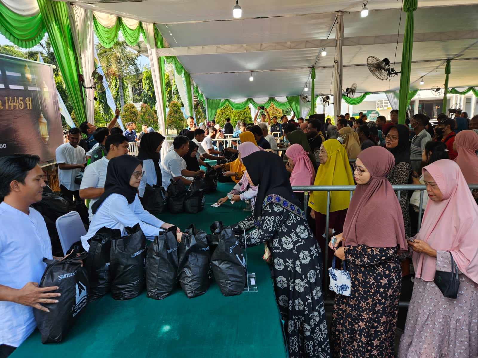 Diserbu Masyarakat : Program Bazar Sembako Murah yang digelar PT Petrokimia Gresik di SOR Tri Dharma disambut antusias warga di wilayah ring 1.